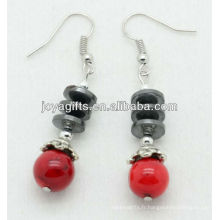 Vente en gros de corail rouge avec boucles d&#39;oreilles à perles plates en hématite